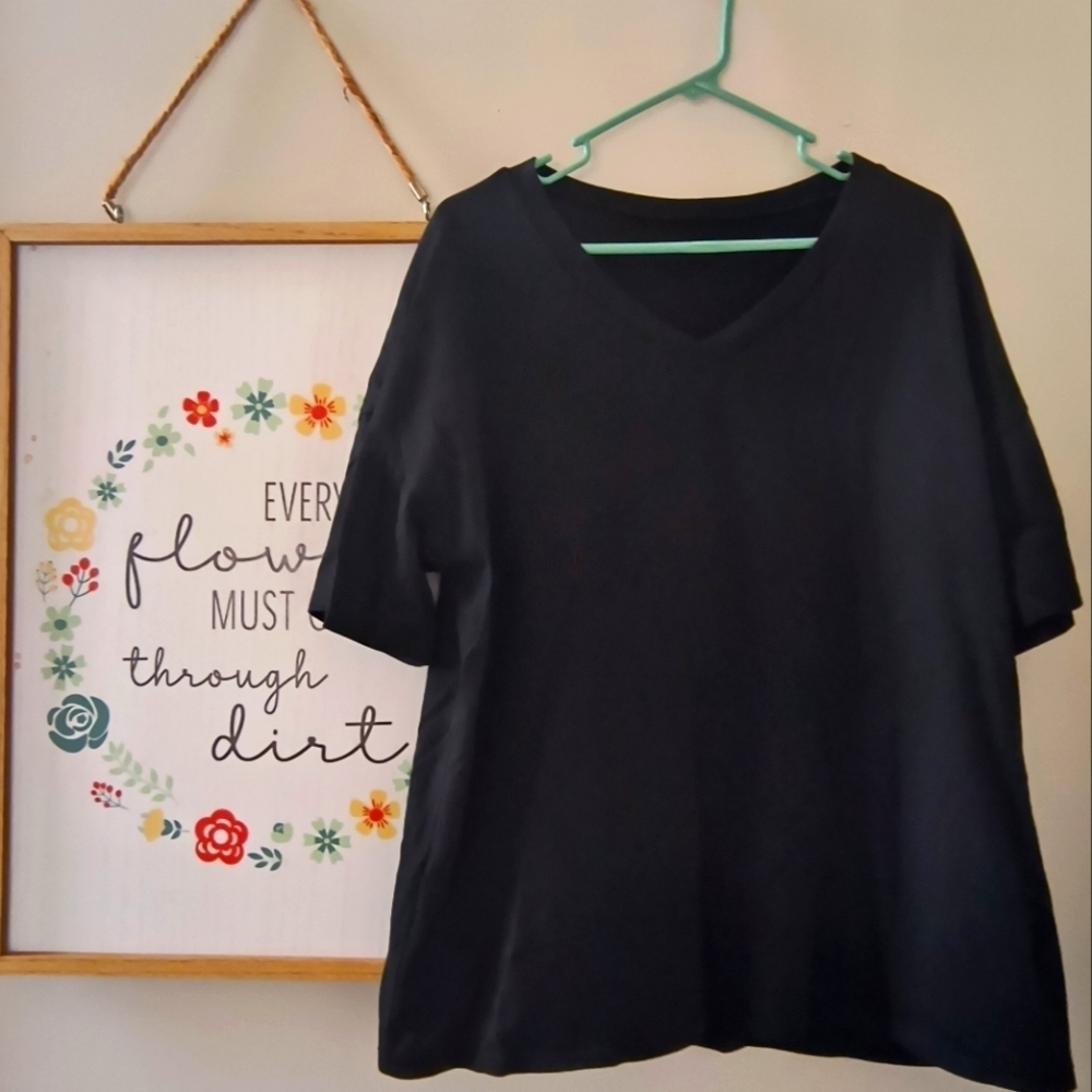 Women’s black v-neck t-shirt short sleeve size Large like new
